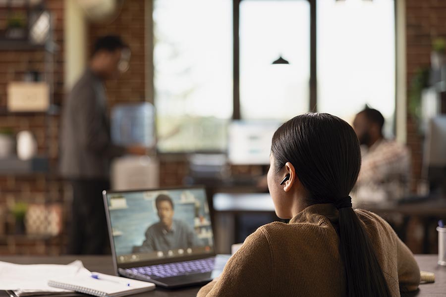 Asistiendo clase online trabajo