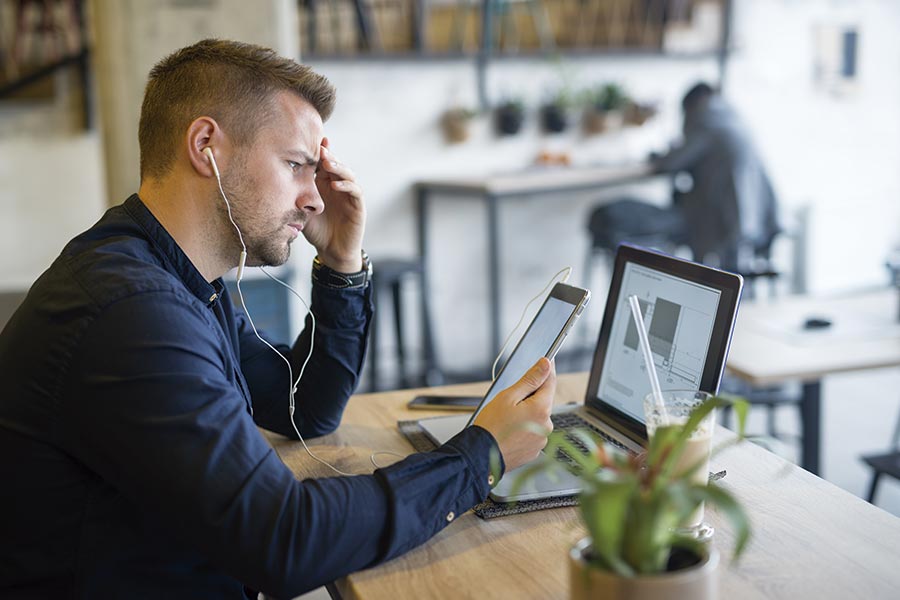 Recruiter revisando portfolio candidatos