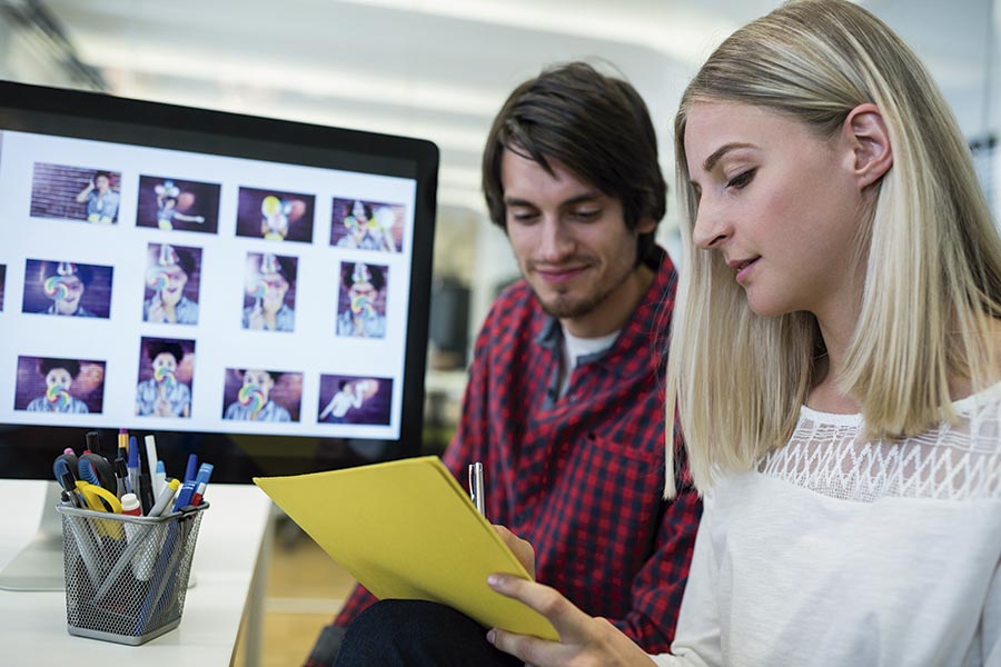 Recruiter revisando portfolio